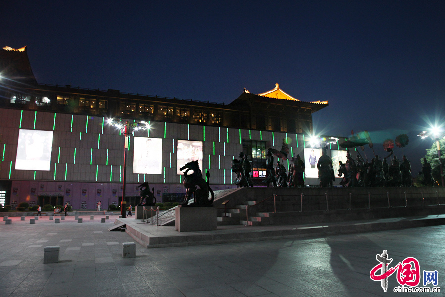 5月20日，“中國媒體絲路行”記者團在西安參觀了大雁塔、音樂噴泉和大唐不夜城。圖為大唐不夜城夜景。中國網記者李佳攝影 