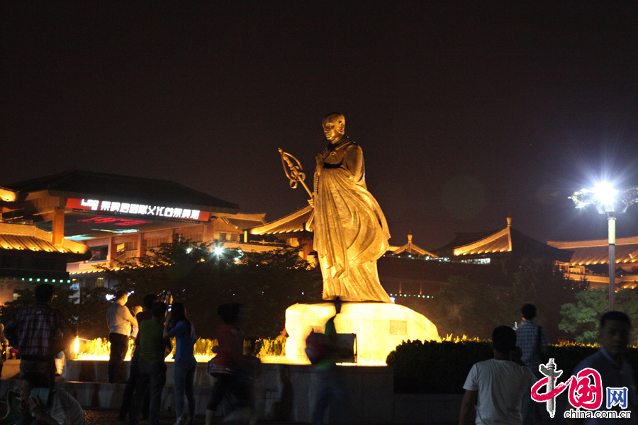 5月20日，“中国媒体丝路行”记者团在西安参观了大雁塔、音乐喷泉和大唐不夜城。图为大唐不夜城夜景。中国网记者李佳摄影 