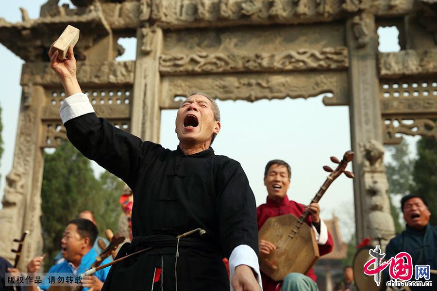 国家非物质文化遗产华阴老腔的团员正在表演。中国网图片库 马勇/摄