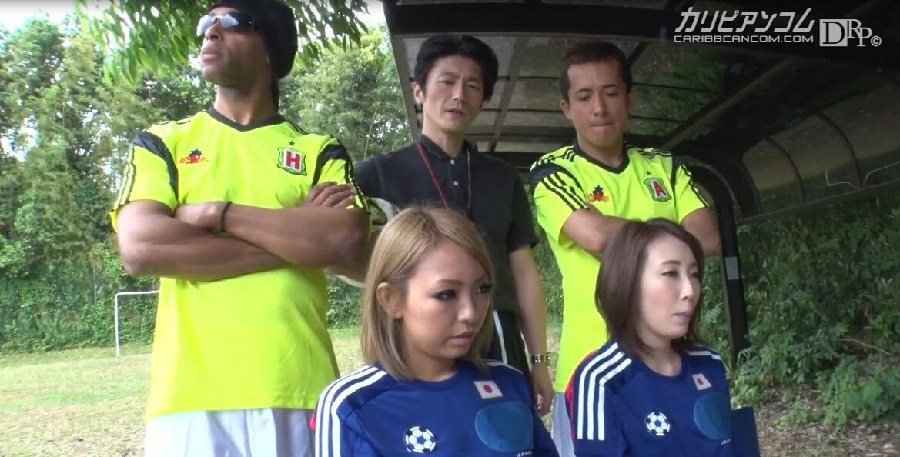 日本AV女优拍世界杯小电影 ;两女三男野外开踢