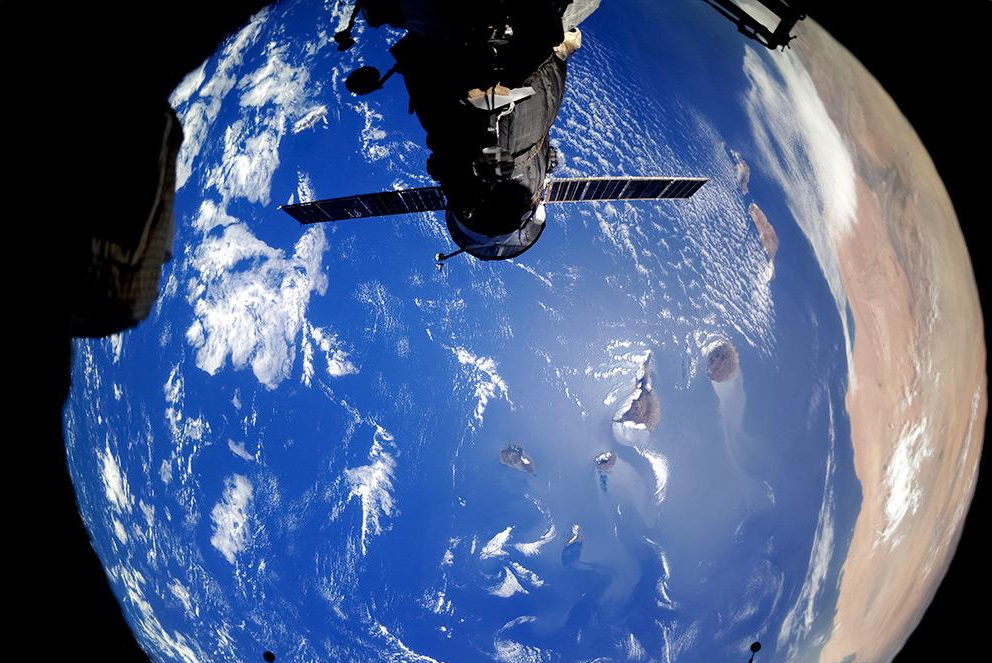 俄宇航员网上发布空中拍摄的壮观地球照片组图