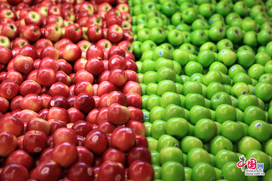 市場裏的水果攤紅綠分明