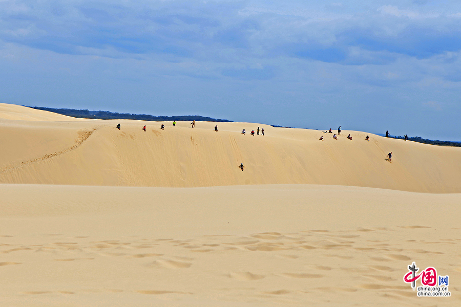 在七八十度的倾斜沙丘上划沙是刺激又安全的运动