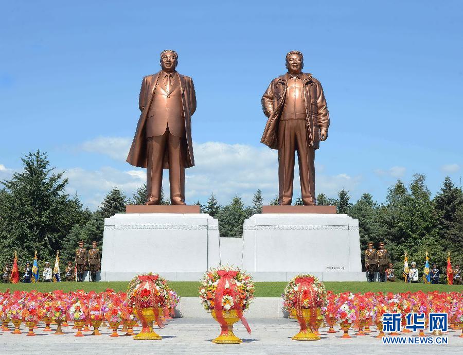 朝鮮民眾向領袖銅像獻花慶祝國慶[組圖]