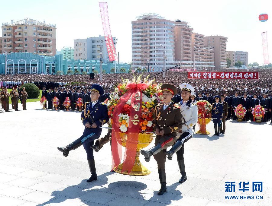 朝鮮民眾向領袖銅像獻花慶祝國慶[組圖]