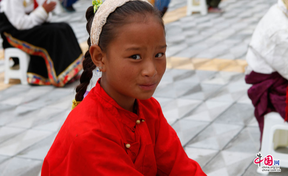 捐赠仪式上的玉树州称多县藏族小朋友