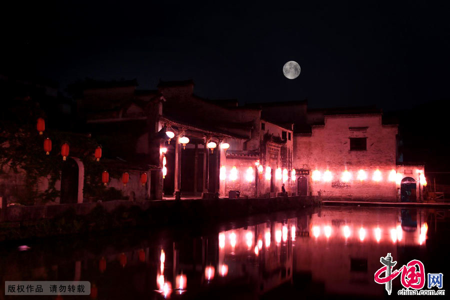 9月8日，在安徽省黄山市宏村月沼拍摄的中秋明月。中国网图片库 施广德摄影