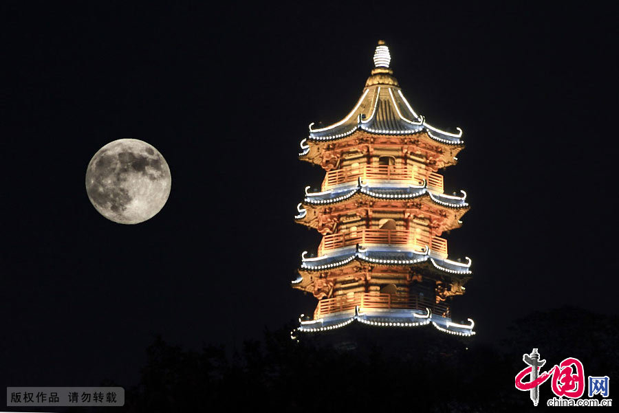 9月8日，一轮明月正映照在绍兴市区蕺山文笔塔上空（合成照片）。中国网图片库 李瑞昌摄影