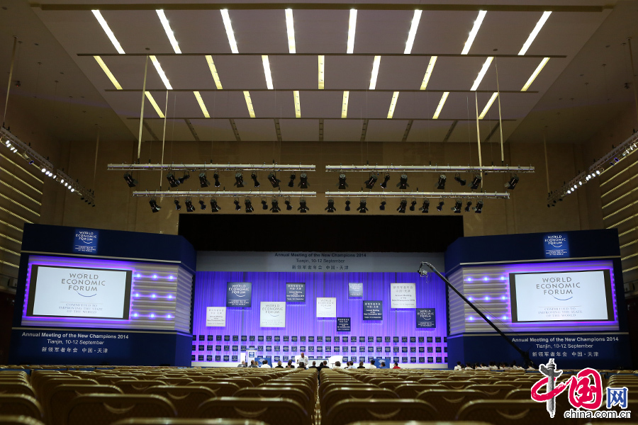 9月10日至12日，世界經濟論壇2014年新領軍者年會將在天津召開，圖為9月9日天津梅江會展中心全會廳。 中國網記者 楊佳攝影