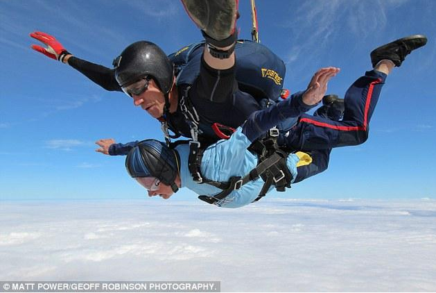 92岁二战飞行员三千米高空玩跳伞_ 视频中国