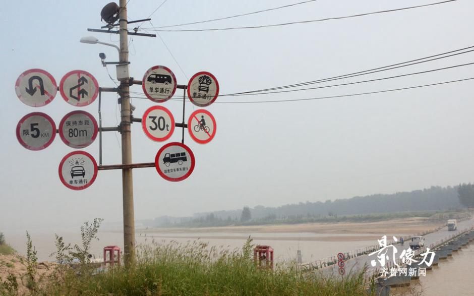 山东济南现霸气十足交通指示牌 1个桥头10个