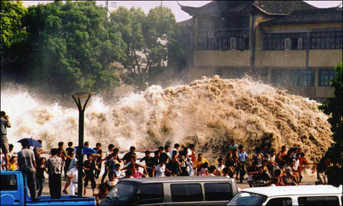 钱塘大潮撞击美女坝 金属板瞬间冲倒