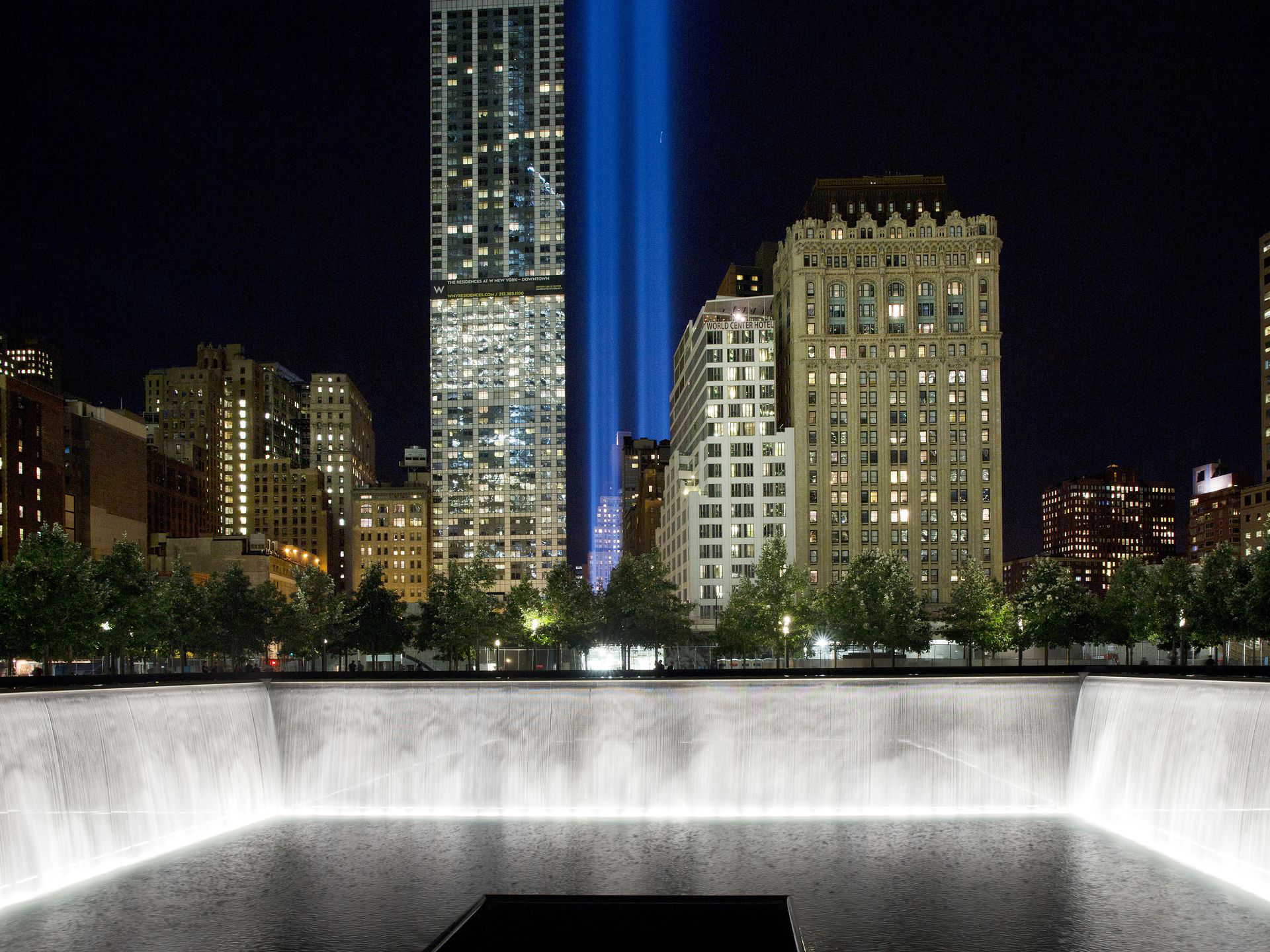 9月8日，兩道光束在世貿大樓舊址直射天空。它們是由88盞探照燈的矩陣組成，以紀念在襲擊中逝去的人們 。