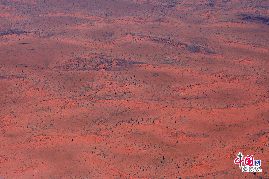从空中俯瞰红色沙漠