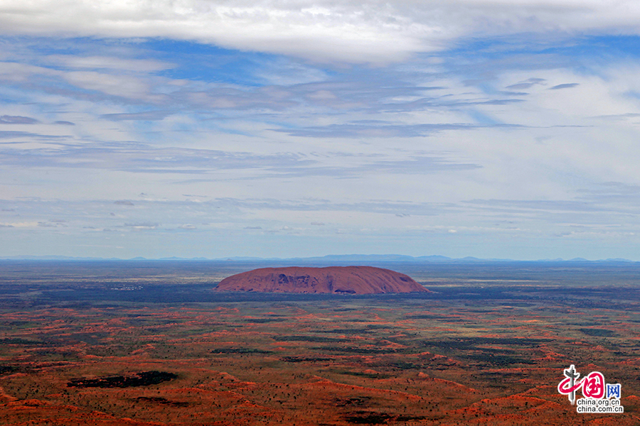 艾尔斯岩就这样出现在澳洲中部的沙漠腹地