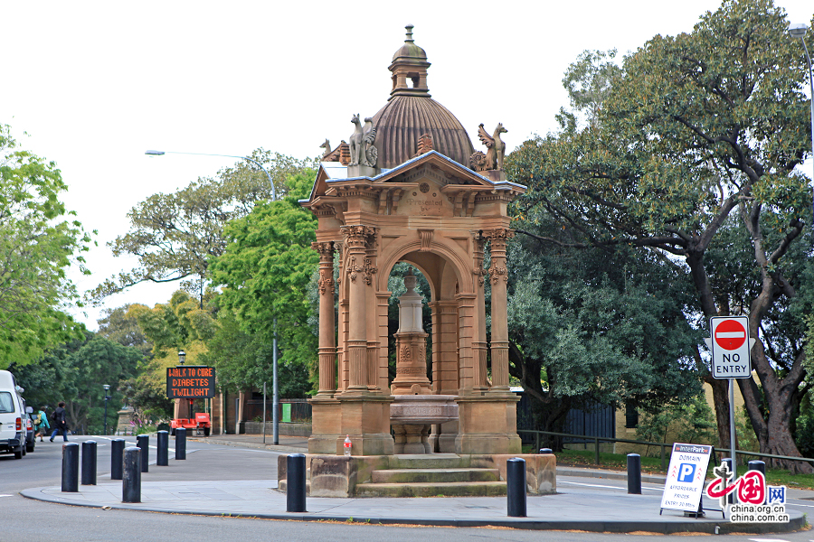 悉尼最古老的水池喷泉就在马路中央