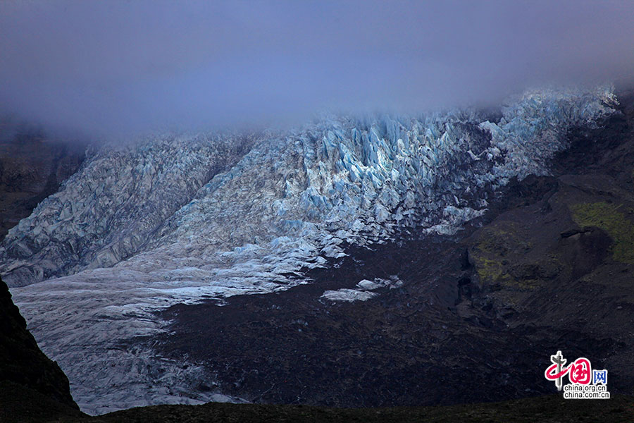 冰原上的冰川发出淡蓝的光