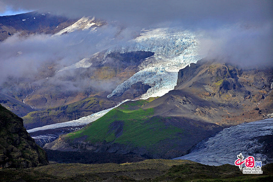 冰川从冰原上历经千万年“流淌”成静止的河流模样