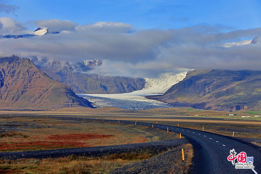 公路穿行于冰原脚下