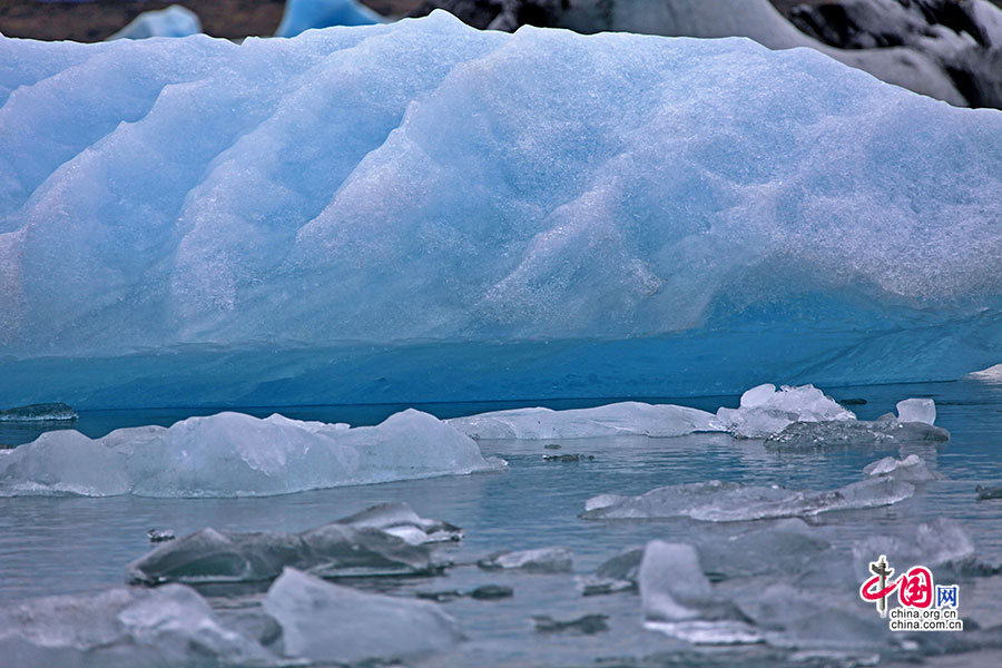深浅不一的冰记录着岁月的短长
