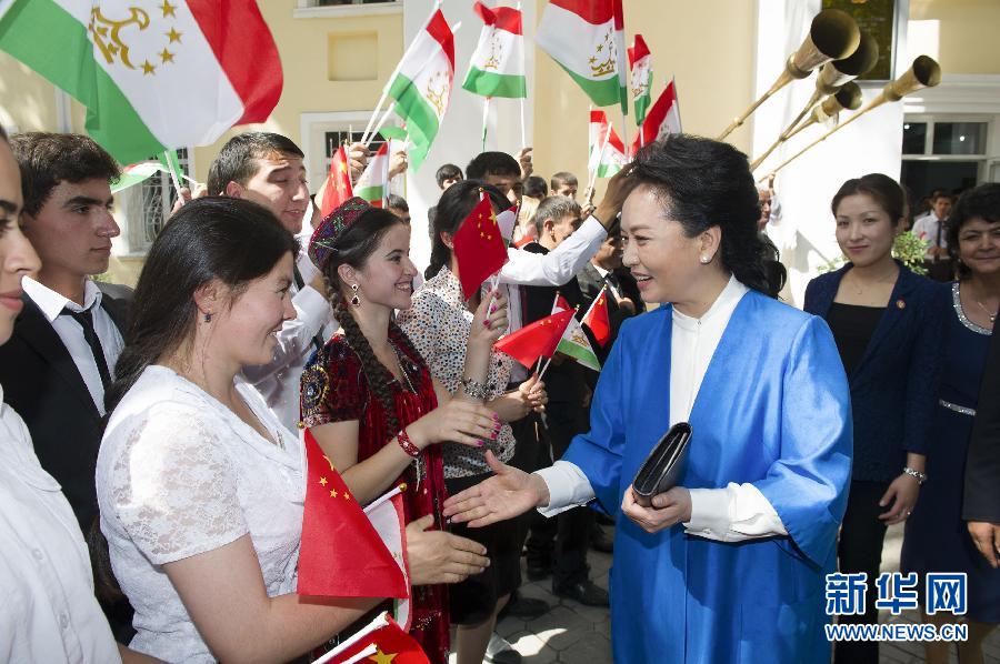 9月12日,习近平主席夫人彭丽媛在塔吉克斯坦副总理贾博丽陪同下,参观