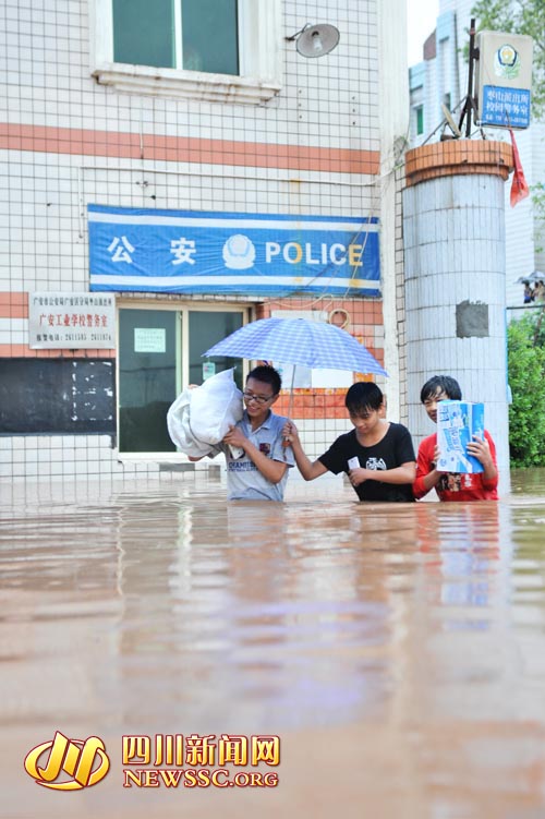 四川重慶遭遇暴雨襲擊 內澇嚴重(圖)