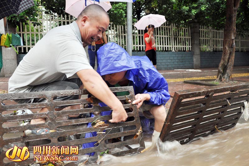 四川重慶遭遇暴雨襲擊 內(nèi)澇嚴(yán)重(圖)