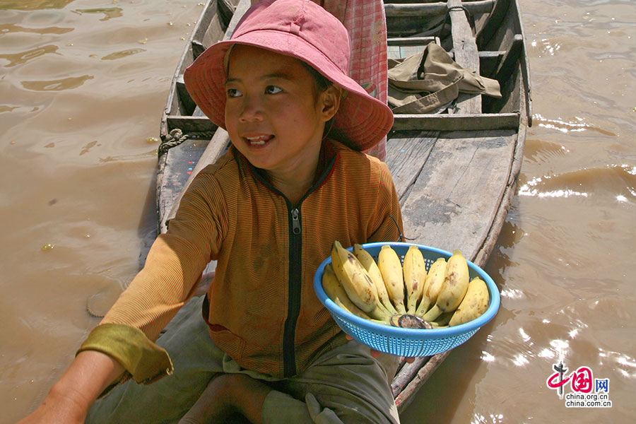 洞里撒湖越南村卖香蕉的小女孩