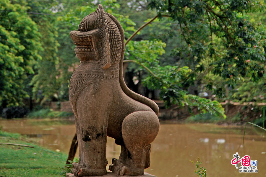 河边的俏皮石狮有着明显的吴哥风格