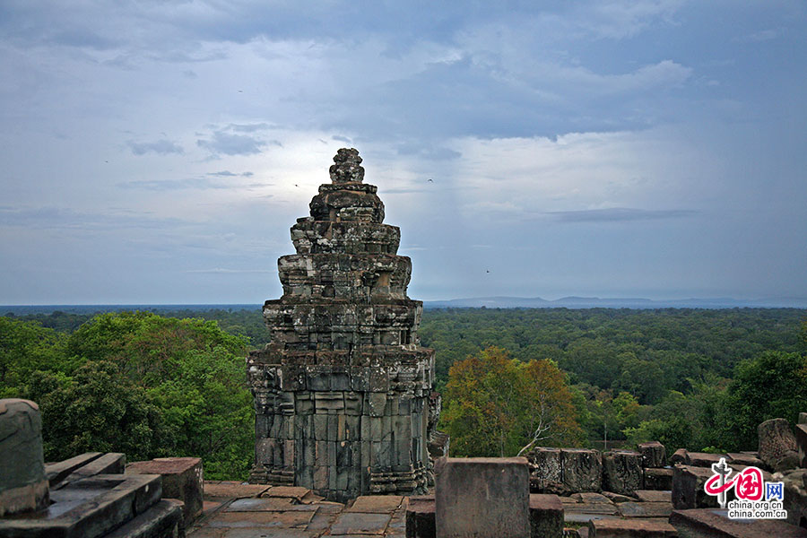 平原上尚存一点日暮时分的余辉