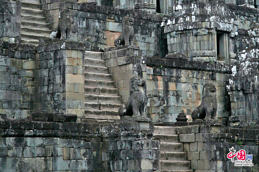 层层有石狮把守