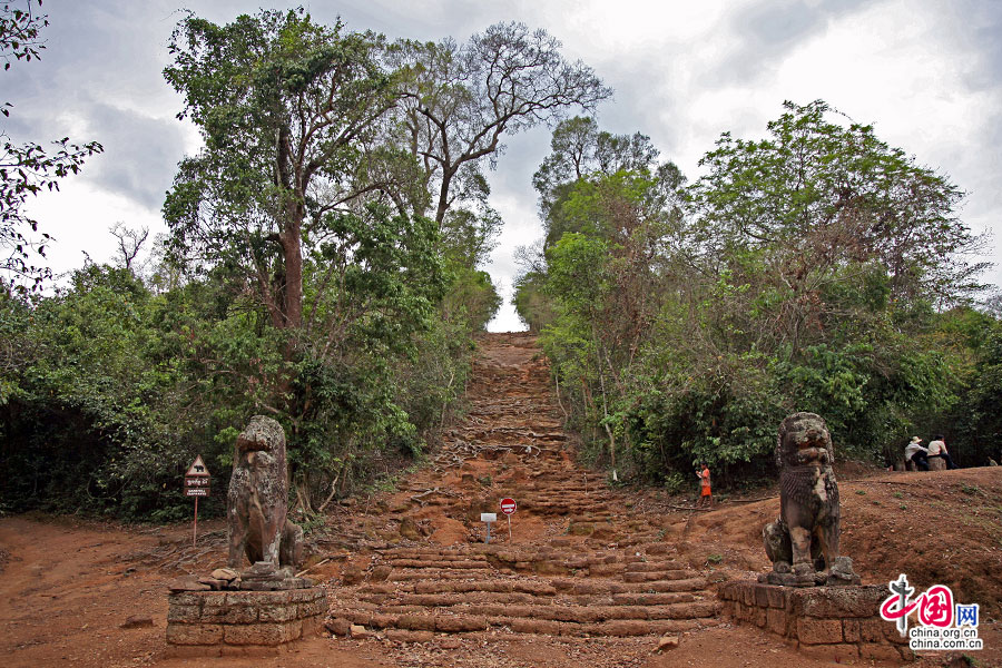 巴肯山古道（左为大象道，右为人行道，中间为旧时上山台阶）