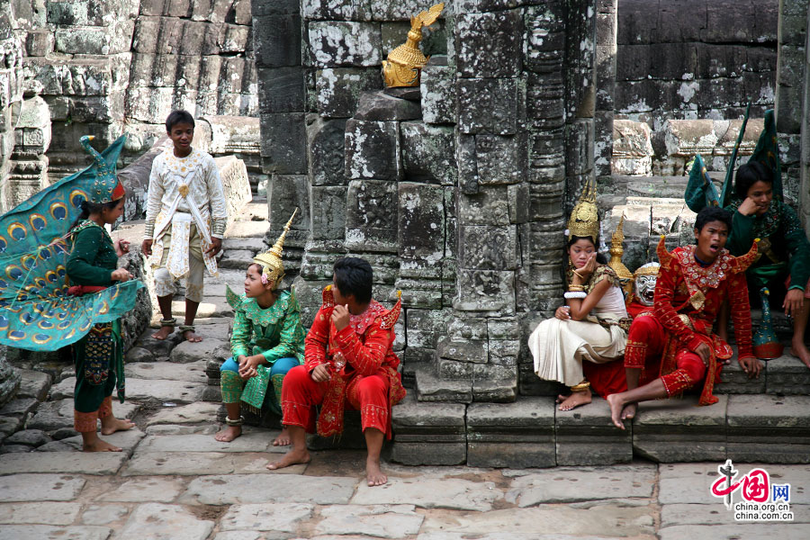 高棉民间艺人等待表演的间隙