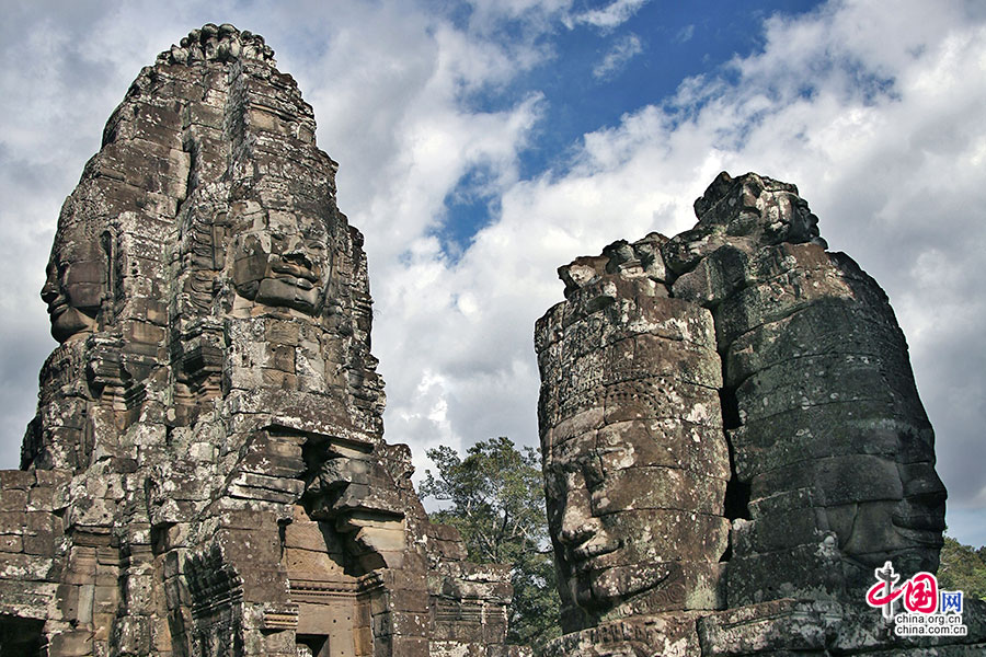 中央弥须山塔四周点缀着四面微笑塔