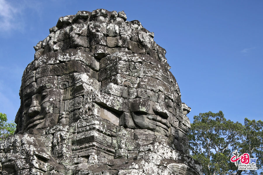 高耸入云的塔的四面都是微笑