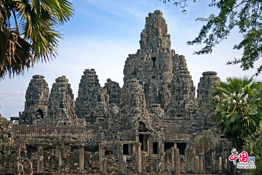 满是巨型石块雕起的小山