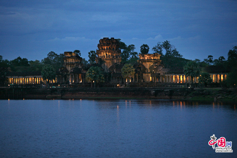夜点亮了吴哥寺