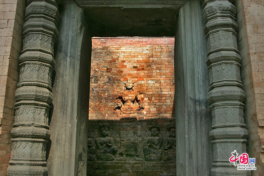 寺内墙上的浮雕神像