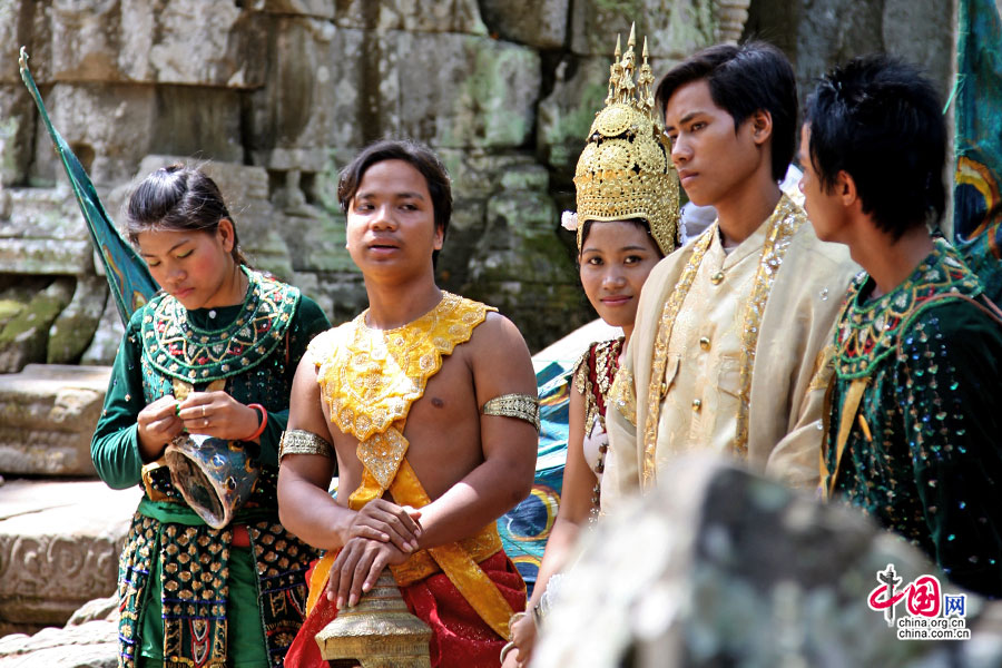 寺庭院内的高棉艺人
