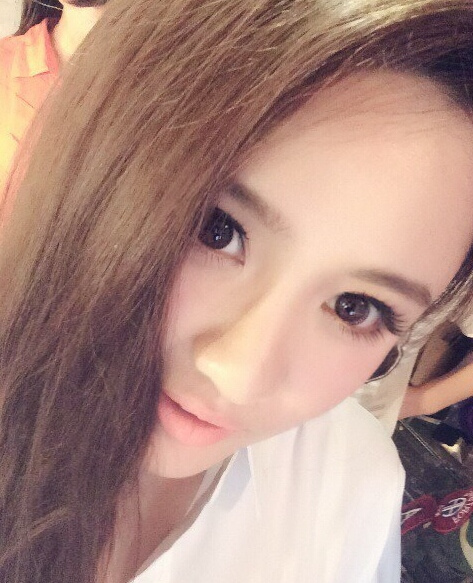 川足美女老总秀性感嘴唇 深v低胸装性感诱惑