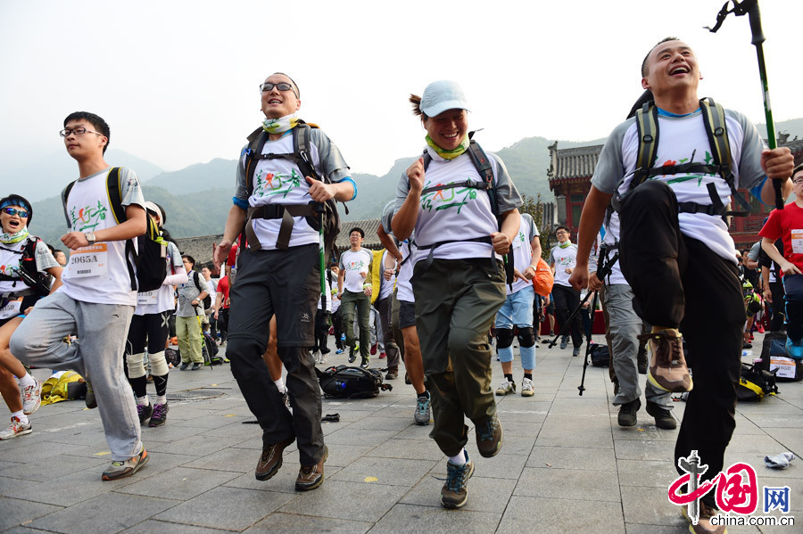 9月13至14日，由中国扶贫基金会、昌平区人民政府联合主办的2014善行者公益徒步活动在北京昌平举行。图为出发前热身。