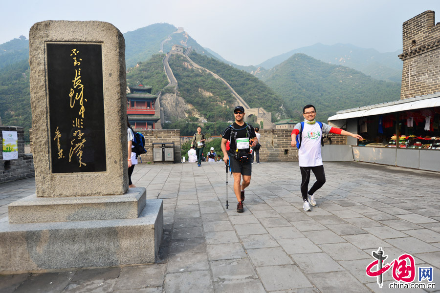9月13至14日，由中国扶贫基金会、昌平区人民政府联合主办的2014善行者公益徒步活动在北京昌平举行。图为途径居庸关长城好汉碑。