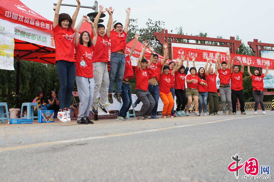 9月13至14日，由中国扶贫基金会、昌平区人民政府联合主办的2014善行者公益徒步活动在北京昌平举行。图为补给点的善行者。