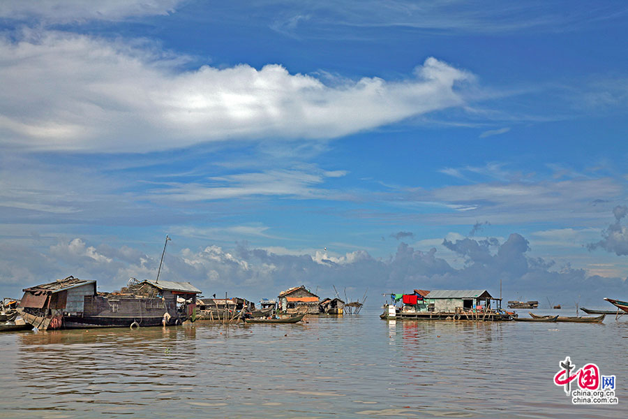 洞里萨湖的村庄是建在水面上的
