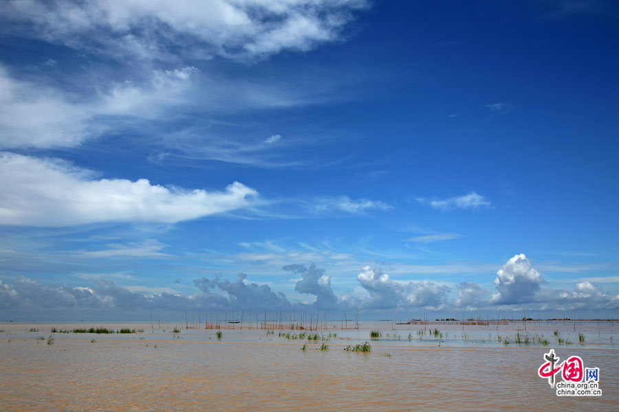 洞里萨湖位于柬埔寨的心脏地带，是东南亚最大的淡水湖泊