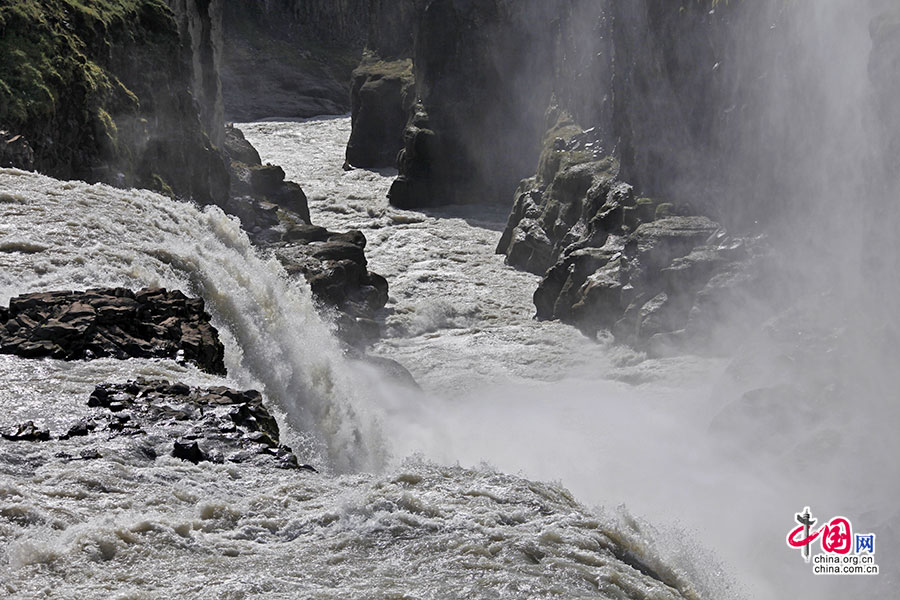 瀑布中段流进深邃的峡谷