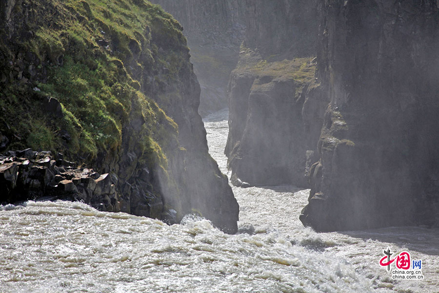 河流在险峻的峡谷间蜿蜒而去