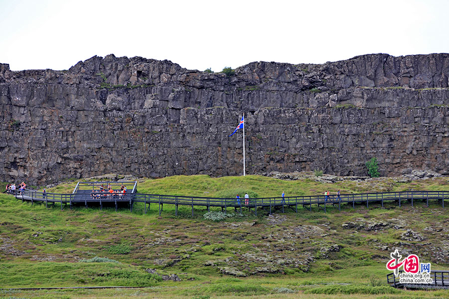 这“高墙”成了冰岛议会的天然扩音器
