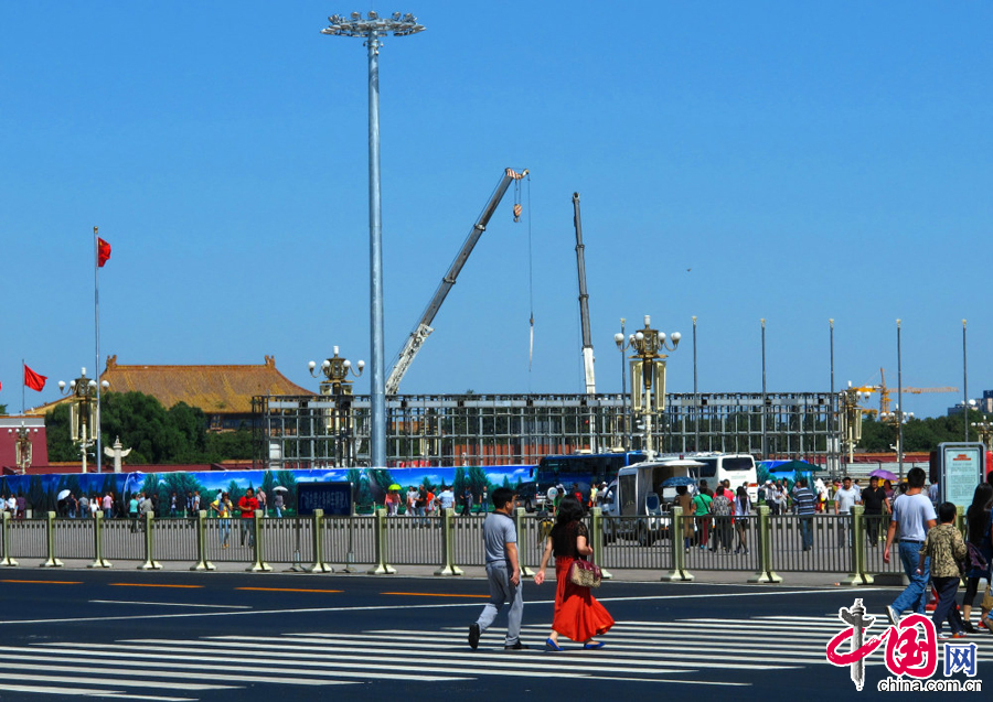 9月15日，竖立在广场纪念碑两侧的LED大屏幕开始拆除。 中国网图片库 徐经来摄影