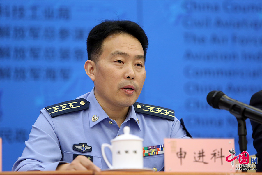 中国人民解放军空军新闻发言人、外宣办主任申进科介绍空军参展情况。 中国网 杨佳 摄影